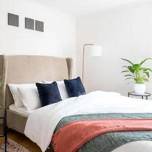 Apartment Riverside Two Bedroom In Canary Wharf