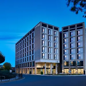 Courtyard By Marriott Airport **** لندن