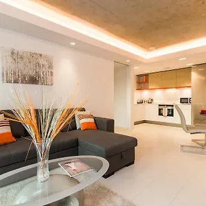 Royal Style - 5 Mins Walk To Excel London